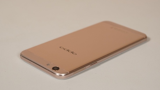 Oppo F1s 2017 đi kèm màn hình IPS kích thước 5,5 inch độ phân giải HD 720p, được trang bị vi xử lý MediaTek MT6750 tám nhân tốc độ 1.5 GHz, kết hợp RAM 4GB, bộ nhớ trong 64GB, hỗ trợ khe cắm thẻ nhớ mở rộng và đi kèm viên pin dung lượng 3075mAh.