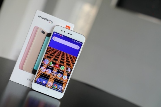 Xiaomi Mi A1: Điểm nhấn của Xiaomi Mi A1 chính là cụm camera kép thời thượng, hỗ trợ trợ zoom quang học 2x và khả năng chụp ảnh xoá phông. 