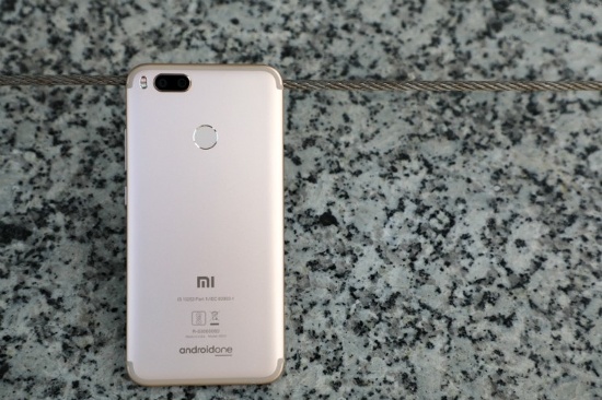 Xiaomi Mi A1 có thiết kế nguyên khối, bo cong ở các góc và viền xung quanh mặt lưng, dải ăng ten đặt ở hai đầu phía trên và dưới tương tự iPhone 7. Dải ăng ten có màu sắc gần với màu thân máy, nhưng bản màu vàng và vàng hồng thì hai dải ăng ten lộ hơn. 