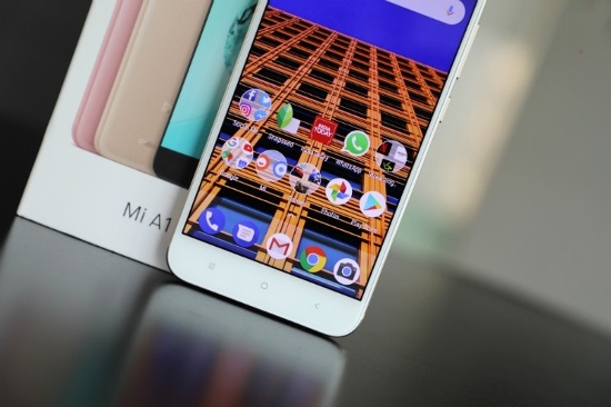 Thiết bị sở hữu màn hình 5,5 inch độ phân giải Full HD, chạy Android 7.1.2 nguyên gốc với vi xử lý Snapdragon 625 tốc độ 2GHz, 4GB RAM, 64GB bộ nhớ trong, pin dung lượng 3080 mAh, cổng USB-C và hỗ trợ 2 SIM kết nối LTE.