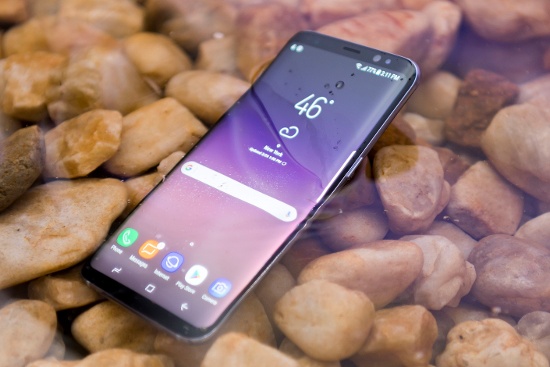 Cả Galaxy S8/S8 Plus đều chia sẻ chung một cấu hình phần cứng với chip Snapdragon 825 và Exynos 8895, RAM 4GB, bộ nhớ trong 64GB và hỗ trợ khe cắm thẻ nhớ mở rộng microSD tối đa 128GB.