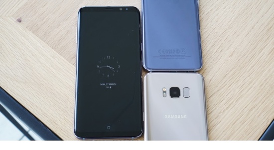 Tính năng camera của bộ đôi này cũng không khác nhau với cảm biến 12 megapixel Dual Pixel với phần mềm cải tiến. Camera selfie dùng cảm biến 8 megapixel với tính năng nhận diện gương mặt thông minh hơn.