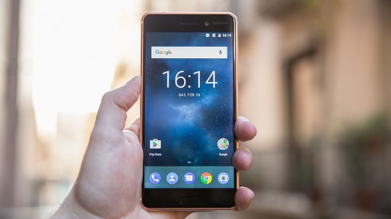 Máy có màn hình 5,5 inch Full HD mặt kính cong 2,5 D, có lớp phủ chống phản quang và chống bám tay. Tuy nhiên sử dụng chip phổ thông mới của Qualcomm là Snapdragon 430 nhưng máy có RAM 4GB với bộ nhớ trong 64GB, đảm bảo nhu cầu lưu trữ thoải mái của người dùng.