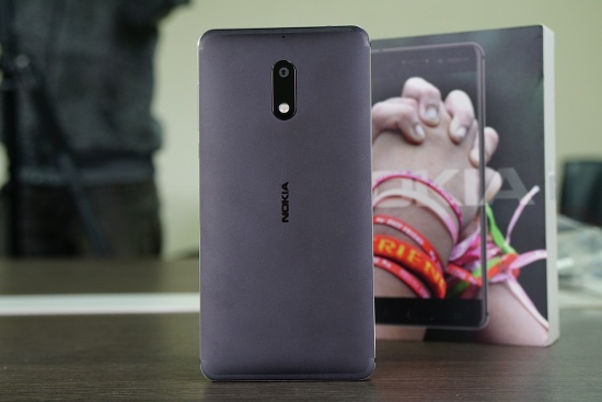 Nokia 6 sở hữu camera chính độ phân giải 16 megapixel với công nghệ PDAF, camera phụ 8 megapixel, hỗ trợ khe cắm thẻ nhớ, có cảm biến vân tay cùng với viên pin dung lượng 3000mAh. 