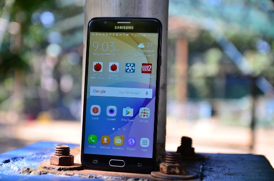 Một trong những ưu điểm lớn nhất của Galaxy J7 Prime chính là thiết kế nguyên khối sang trọng, kết hợp mặt kính 2.5D Gorilla Glass 4 cao cấp, gắn liền với thương hiệu nổi tiếng Samsung cùng với tính năng chụp hình phong phú rất dễ sử dụng.