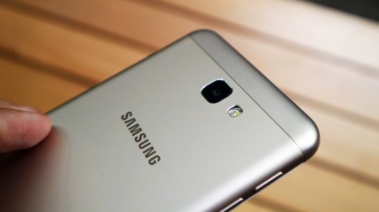 Camera trên Galaxy J7 Prime cũng được đầu tư nâng cấp rất tốt với khẩu độ f/1.9 chung cho cả camera trước (8 megapixel) và sau (13 megapixel). 