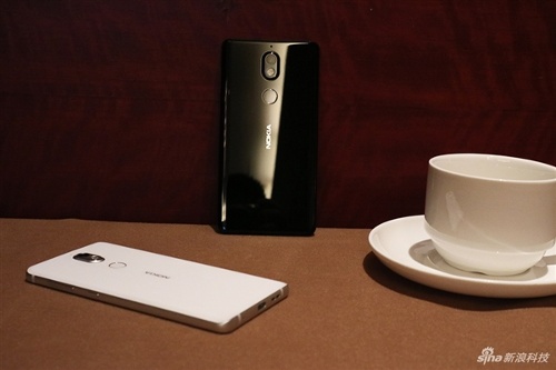 Nokia 7 không chỉ có mặt trước bằng kính cường lực Corning Gorilla mà cả mặt sau của thiết bị cũng sử dụng loại kính chống trầy này. HMD Global gọi đó là công nghệ 