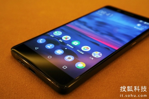 Quan trọng hơn là để tối ưu hóa không gian hiển thị cho nhu cầu giải trí, Nokia 7 đã không còn phím cứng home ở mặt trước như trên Nokia 8, điều đó đồng nghĩa với việc cảm biến vân tay của thiết bị sẽ được chuyển về mặt sau, như vậy người dùng sẽ thao tác dễ và nhanh hơn.