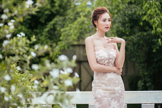 Họa tiết hoa thêu trên thân áo có tính đối xứng, thẩm mỹ cao, tạo nét thanh lịch cho cô nàng yêu thích mùa thu lãng mạn, dịu dàng.