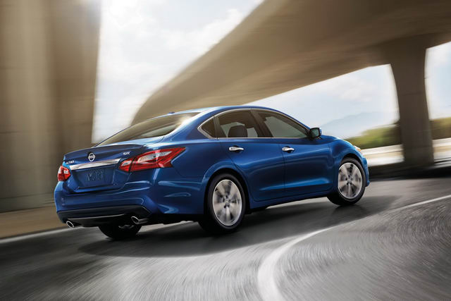 Nissan đã bổ sung hệ thống phanh khẩn cấp tự động, cảnh báo va chạm phía trước thông minh là trang bị tiêu chuẩn cho dòng Teana 2018 tại thị trường Mỹ. Bên cạnh đó, các bản trang bị của dòng Teana 2018 đã được đơn giản hóa, 2 bản 2.5 tiêu chuẩn và 3.5 SR cũ đã bị loại bỏ khỏi Nissan Teana 2018 ở Mỹ. 