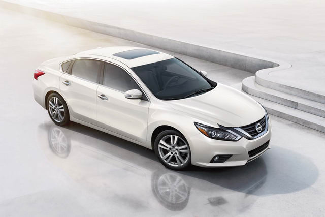 Nissan Teana 2018 vẫn có 2 tùy chọn động cơ như cũ. Đầu tiên là động cơ xăng 4 xy-lanh, dung tích 2,5 lít với công suất tối đa 179 mã lực. Động cơ này được dùng cho các bản 2.5 S, 2.5 SR, 2.5 SV và 2.5 SL. Thứ hai là động cơ xăng V6, dung tích 3,5 lít, tạo ra công suất tối đa 270 mã lực. Động cơ này chỉ dành riêng cho bản 3.5 SL cao cấp nhất.  Nissan Teana 2018 tại thị trường Mỹ có giá bán khởi điểm là 24.025 USD (546 triệu đồng), còn Nissan Teana 2018 bản 3.5SL cao cấp nhất có giá từ 34.395 USD (782 triệu đồng).