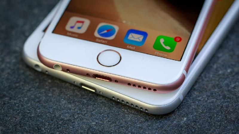 iPhone 6s và 6S Plus (giá khoảng 10,3 triệu đồng): Nếu đang cân nhắc iPhone SE, bạn cũng có thể tham khảo thêm iPhone 6S và 6S Plus. Về cơ bản, cấu hình bên trong của chúng khá tương đồng, nhưng trên bộ đôi iPhone 6S bạn sẽ có được một màn hình lớn hơn và một camera mặt trước tốt hơn, chưa kể hiệu suất của bộ đôi này cũng nhanh và mạnh hơn so với iPhone SE.