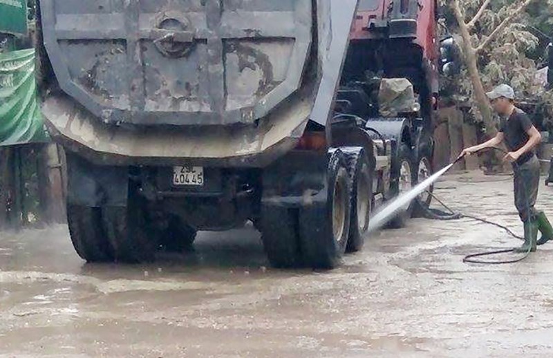 Phải rửa ô tô mới được vào nội thành Hà Nội