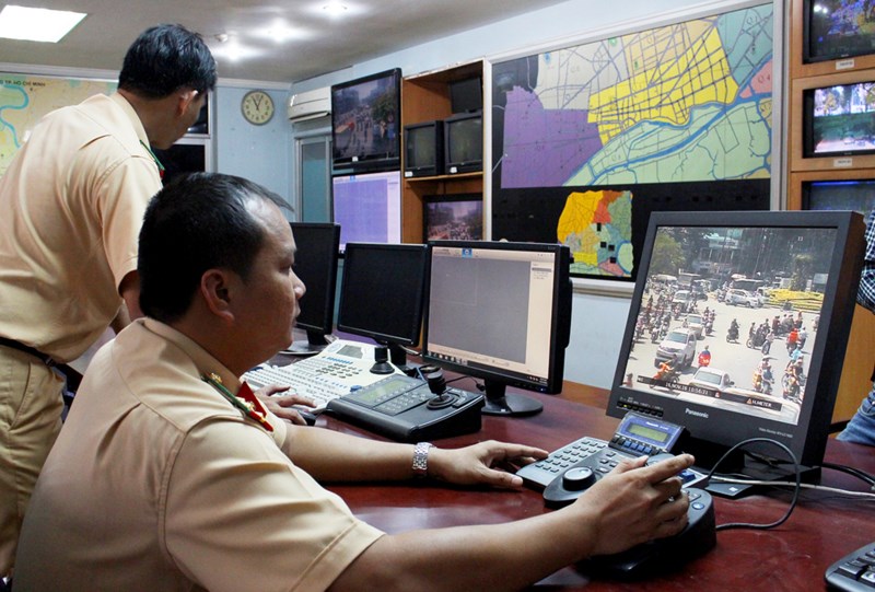 Lực lượng CSGT TP.HCM có phương tiện ghi hình vi phạm, sau đó gửi thông báo về cho chủ xe. Ảnh: L. THOA