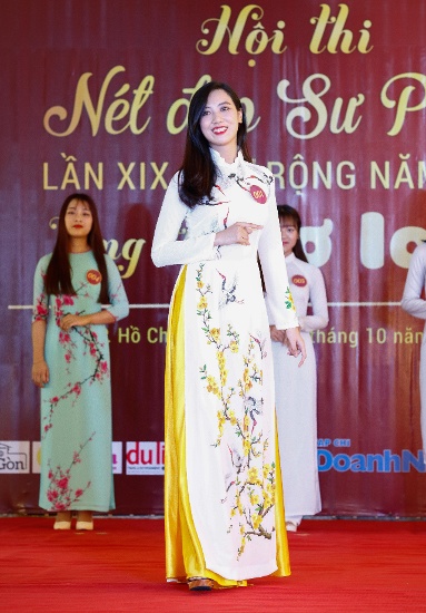 Thí sinh nữ dịu dàng trong tà áo dài truyền thống.