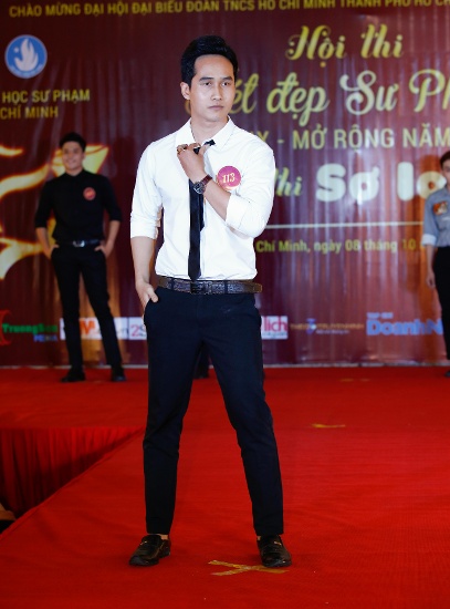 Các thí sinh nam thanh lịch trong trang phục quần tây, áo sơ mi.
