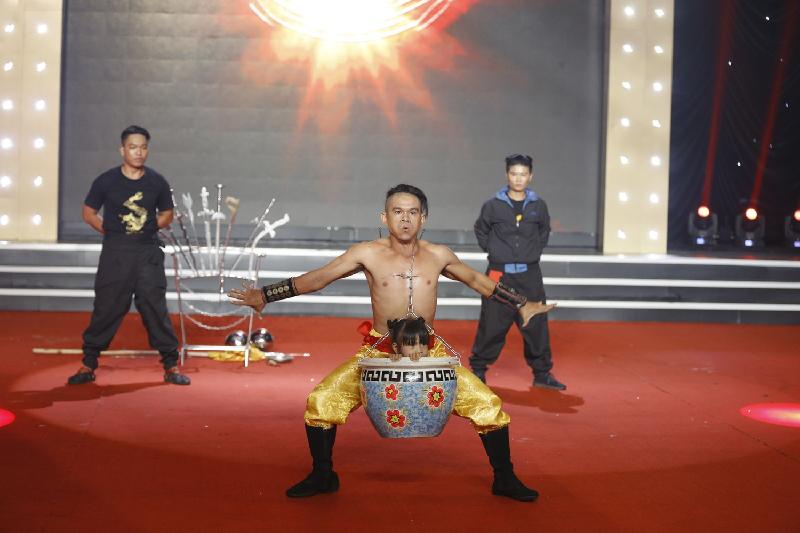 Khi Minh Hải đăng ký đi thi Kỳ tài lộ diện, sư phụ Minh Tân đã khuyên anh nếu biểu diễn nuốt kiếm thì nhiều người làm rồi nên cần sự mới mẻ và khó hơn. Ông  đã dạy cho Minh Hải cách nuốt bi sắt rồi nuốt kiếm.