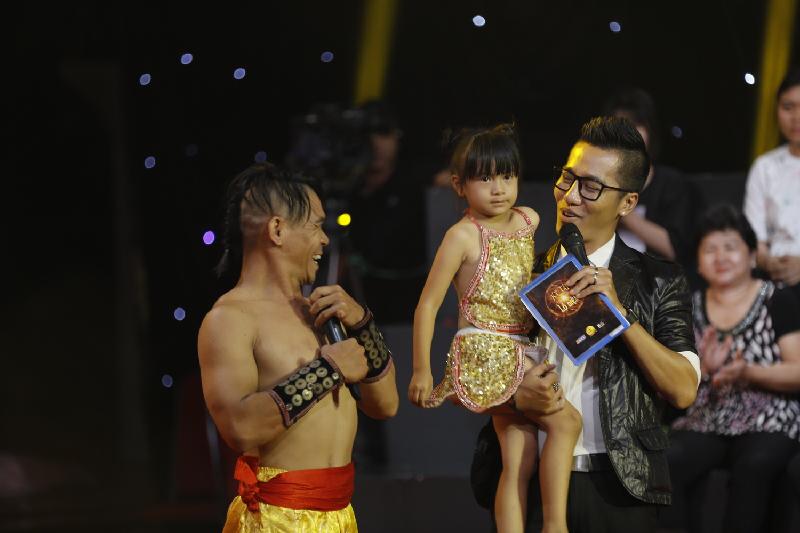 Trước khi đi thi Kỳ tài lộ diện trình diễn những tiết mục mạo hiểm và biết được tình trạng của bản thân, Minh Hải đã dặn một người em thân thiết nếu không may có chuyện gì xảy ra thì cưu mang giúp đứa con gái nhỏ. 