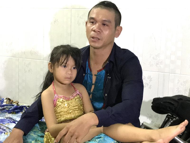 Nhiều lúc anh mệt hay diễn bị đau, nhìn thấy con gái bên cạnh anh lại có thêm động lực hoàn thành tiết mục. 