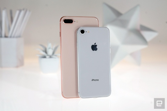 Trên iPhone 8 và 8 Plus các góc bo tròn, vị trí camera, cổng Lightning, nút điều chỉnh âm lượng, loa stereo, khả năng chống nước IP67… Tất cả đều được bố trí chính xác giống như người tiền nhiệm.