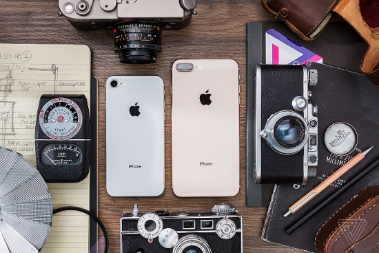 Chỉ có một thay đổi nhỏ trên bộ đôi iPhone 8 so với người tiền nhiệm đó là mặt sau. Thay vì vỏ kim loại nhôm nguyên khối như trước đây, mặt lưng của iPhone 8 và 8 Plus giờ đây được đổi sang dùng kính cường lực mà theo Apple là có độ bền nhất hiện nay trên các mẫu smartphone.