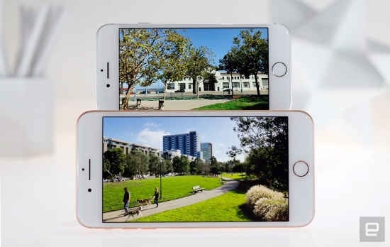 Công nghệ này sẽ tận dụng cảm biến ánh sáng môi trường xung quanh được tích hợp trong iPhone 8 và 8 Plus để tự động điều chỉnh màu sắc và độ sáng màn hình giúp mang lại trải nghiệm xem tốt hơn và thoải mái hơn. Thực tế sử dụng cho thấy công nghệ True Tone trên iPhone 8 và 8 Plus làm việc rất hiệu quả và đáp ứng được kỳ vọng của người dùng. 