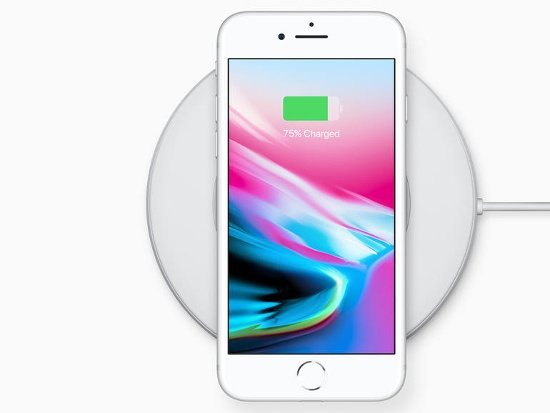Thời lượng pin và sạc không dây: Khá ngạc nhiên khi iPhone 8 có viên pin dung lượng 1.821 mAh, nhỏ hơn 7% so với viên pin của iPhone 7. Trong khi iPhone 8 Plus pin dung lượng 2.691 mAh cũng thấp hơn so với 2.900 mAh trên iPhone 7 Plus, điều đó khiến cho người dùng tin rằng thời lượng pin của bộ đôi iPhone 8 sẽ thấp hơn. 