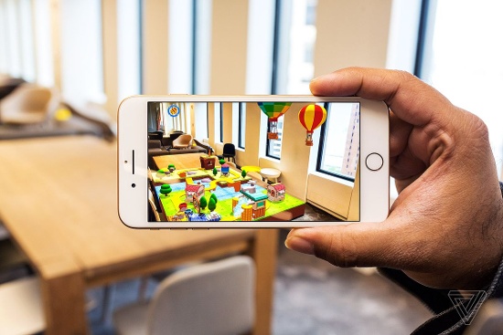 Trong thử nghiệm xem video HD liên tục với màn hình độ sáng 50%, iPhone 8 duy trì được 12 giờ 02 phút, thấp hơn một chút so với iPhone 7. Trong khi, iPhone 8 Plus đạt được 14 giờ 26 phút, cao hơn một chút so với 7 Plus. 