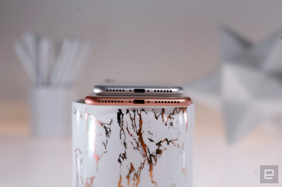Khi sử dụng hỗn hợp hàng ngày, iPhone 8 và 8 Plus hoàn toàn đủ khả năng đáp ứng một ngày dài. Mặc dù iPhone 8 và 8 Plus hỗ trợ sạc nhanh và sạc không dây nhưng sẽ không có củ sạc nhanh đi kèm mà phải mua riêng. 