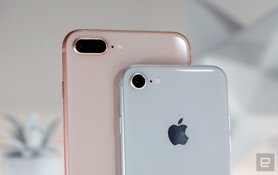 Camera cải tiến ít: Camera chính trên iPhone 8 và 8 Plus vẫn có độ phân giải 12 megapixel nhưng nhờ sử dụng cảm biến mới, kết hợp với vi xử lý nhanh hơn nên tốc độ màn trập gần như không có. Ngoài ra camera của bộ đôi iPhone 8 còn hỗ trợ OIS cho cả chụp ảnh và video. 