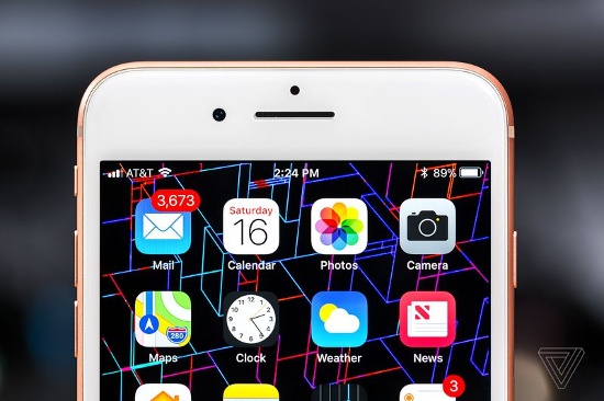 Camera phía trước có vẻ như không có bất cứ điều gì đã thay đổi. iPhone 8 và 8 Plus vẫn sử dụng cùng camera 7 megapixel với khẩu độ f2.2 như người tiền nhiệm, nhưng nó vẫn quá đủ cho những người dùng thường xuyên gọi video hay chụp ảnh selfie. 
