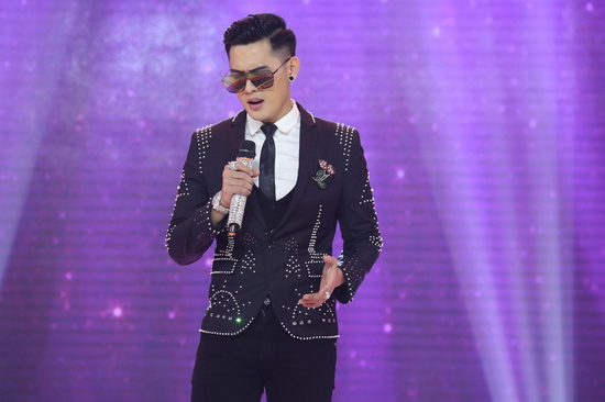 Đến với vòng Siêu diễn, những giọng ca bí ẩn sẽ biểu diễn nhép miệng trực tiếp trên sân khấu để các khách mời đoán khả năng ca hát. Giọng ca bí ẩn số 2 nhép Người ta nói một cách hoàn hảo. Trấn Thành tỏ vẻ nghi ngờ vì anh chàng có vẻ là người thích thể hiện nhưng lại cố tình giấu mình. Gin Tuấn Kiệt cũng đồng ý với nhận định đó và cho rằng cách anh chàng nhép phù hợp với hình ảnh đẹp của một ca sĩ khi quay MV. Anh Tú thì đoán anh chàng hát không hay vì nhép không ra hơi.