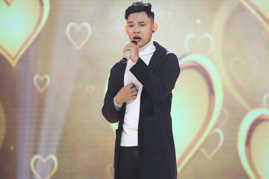 “Thánh chè” không được lựa chọn bước lên sân khấu thể hiện ca khúc Trái tim bên lề của Bằng Kiều với giọng ca “dở banh nóc” đúng như dự đoán. Anh chàng tên là Lê Nhật Hòa năm nay 21 tuổi, quê ở Campuchia, hiện đang kinh doanh hàng Thái Lan.