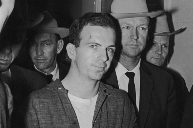 Lee Harvey Oswald la người trực tiếp nổ súng sát hại Tổng thống Mỹ John F. Kennedy năm 1963.