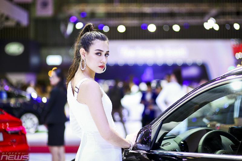 vims 2017 hut mat voi dan nguoi dep xuat hien trong trien lam