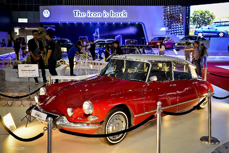 Citroen DS 1967 nổi tiếng với thiết kế phần đầu xe giống đầu cá mập.