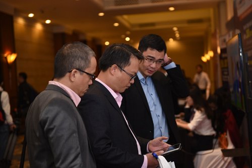 VNPT Technology mang đến Hội nghị các sản phẩm công nghệ mới nhất do công ty tự nghiên cứu và phát triển như Smartbox PC, smartphone Vivas Lotus S3 LTE.