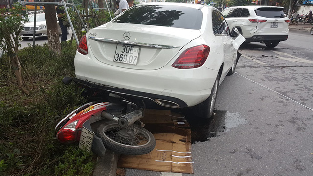 Chiếc xe tông nhiều phương tiện trên phố.