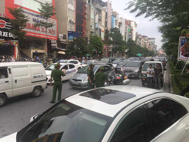 Xe Mercedes tông liên tiếp nhiều phương tiện trên phố Xã Đàn