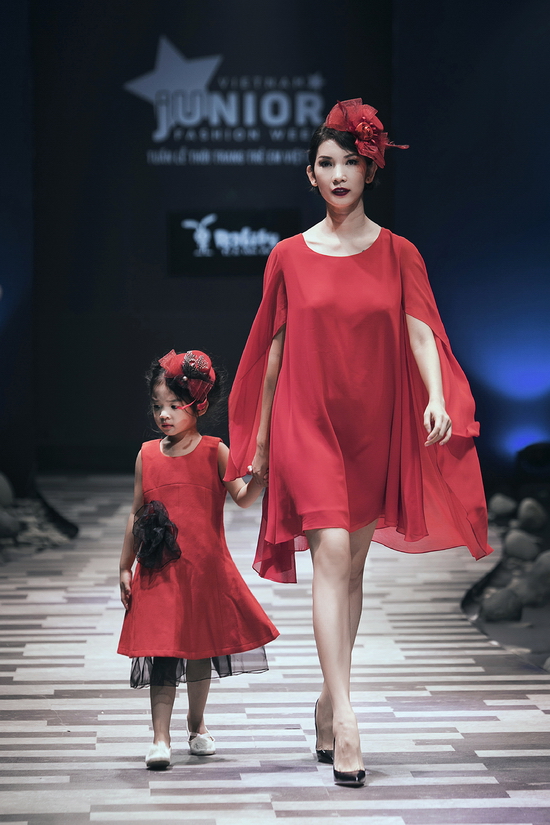 Các khán giả và giới mộ điệu một lần nữa được chiêm ngưỡng những bước catwalk tạo nên thương hiệu LaLa Xuân Lan thời hoàng kim. 