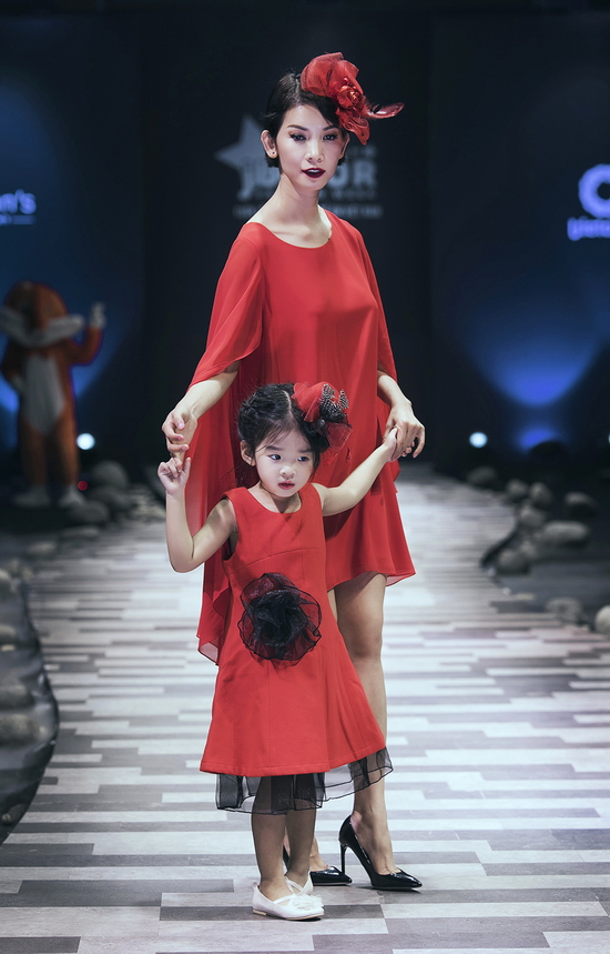 Nhưng hơn hết, khi trình diễn bên cạnh bé Thỏ, Xuân Lan không chỉ catwalk bằng phong thái của một siêu mẫu mà còn bằng tư cách của một người mẹ luôn muốn mang đến những điều tuyệt vời nhất cho con mình.