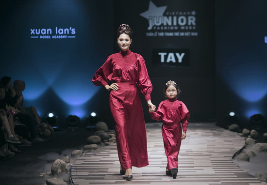 Con gái hoa hậu Hương Giang hóa tiểu công chúa trong trang phục của NTK Tay