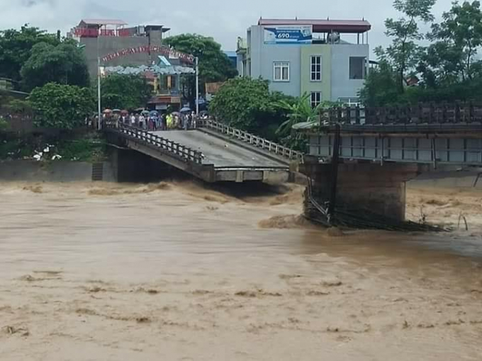 Cầu Thia đổ sập. 
