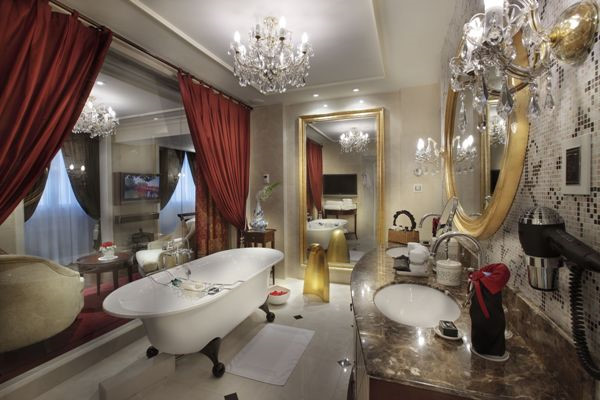 Hình ảnh trên là phòng tắm với bồn tắm kiểu Pháp, vòi sen xông hơi và bộ đồ dùng phòng tắm hiệu Hermès. Ảnh: