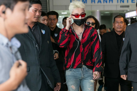 Được khán giả chờ đợi nhất có lẽ là giọng ca “Nơi này có anh” Sơn Tùng M-TP. 