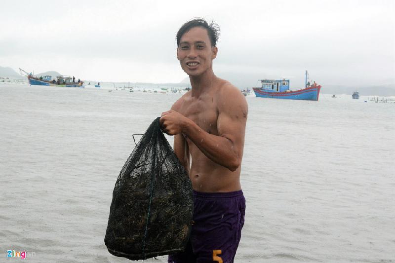 10.000 lồng tôm hùm tan nát sau bão số 12, người dân mất hàng trăm tỷ hình ảnh 7 Số tôm ít ỏi được người dân tìm thấy trong lồng tôm bị đánh dạt lên bờ tại xã Xuân Thịnh, thị xã Sông Cầu, Phú Yên.