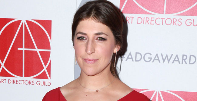 4. Mayim Bialik, IQ: 163. Nữ diễn viên Mayim Bialik cũng là một tiến sĩ khoa học thần kinh của UCLA. Từ khi còn ngồi trên ghế nhà trường, cô ấy đã được nhận vào Harvard và Yale, nhưng cuối cùng lại lựa chọn UCLA. Sau đó cô nhanh chóng lấy được bằng Thạc sĩ rồi Tiến sĩ với nghiên cứu về các bệnh nhân mắc hội chứng Prader–Willi.