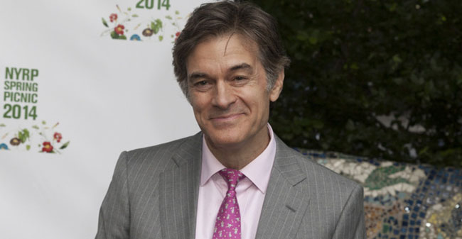 8. Tiến sĩ Mehmet Oz, IQ: 158. Không chỉ là bác sĩ phẫu thuật tài năng mà ông còn nổi tiếng với những lần xuất hiện trên chương trình đối thoại ăn khách Oprah Winfrey và Dr. Oz Show. Ông tốt nghiệp Đại học Harvard, Đại học Pennsylvania và học Thạc sỹ Quản trị Kinh doanh tại trường Kinh doanh Wharton.