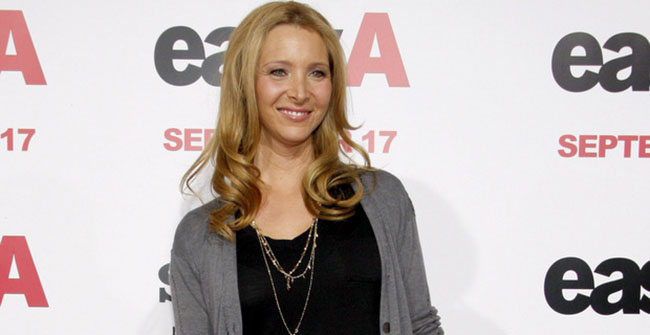 10. Lisa Kudrow, IQ: 154. Nữ diễn viên Lisa Kudrow đã tốt nghiệp Đại học Vassar chuyên ngành sinh học. Sau đó, cô bắt đầu làm việc với cha mình, một chuyên gia về chứng đau đầu nổi tiếng thế giới, trong một nghiên cứu liên quan đến sự thống trị của bán cầu não và các loại đau đầu. 6 tháng sau khi tốt nghiệp, Kudrow bắt đầu tham gia diễn xuất.