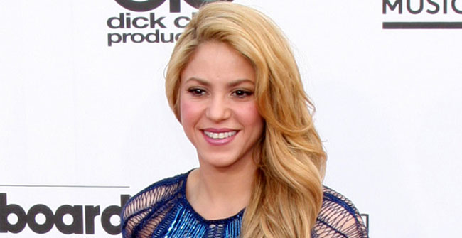 17. Shakira, IQ: 140. Shakira là một trong những nữ ca sĩ rất thành công với điệu nhảy belly dance nổi tiếng và khả năng viết nhạc. Cô có khả năng làm thơ lúc chỉ mới 4 tuổi và bắt đầu viết nhạc vào năm 8 tuổi, thành thạo tiếng Anh, Tây Ban Nha và Bồ Đào Nha và còn nói được tiếng Pháp, Ý, Catalan và Ả rập.